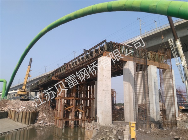 貝雷橋吊點(diǎn)在進(jìn)行吊裝的時(shí)候需要注意什么